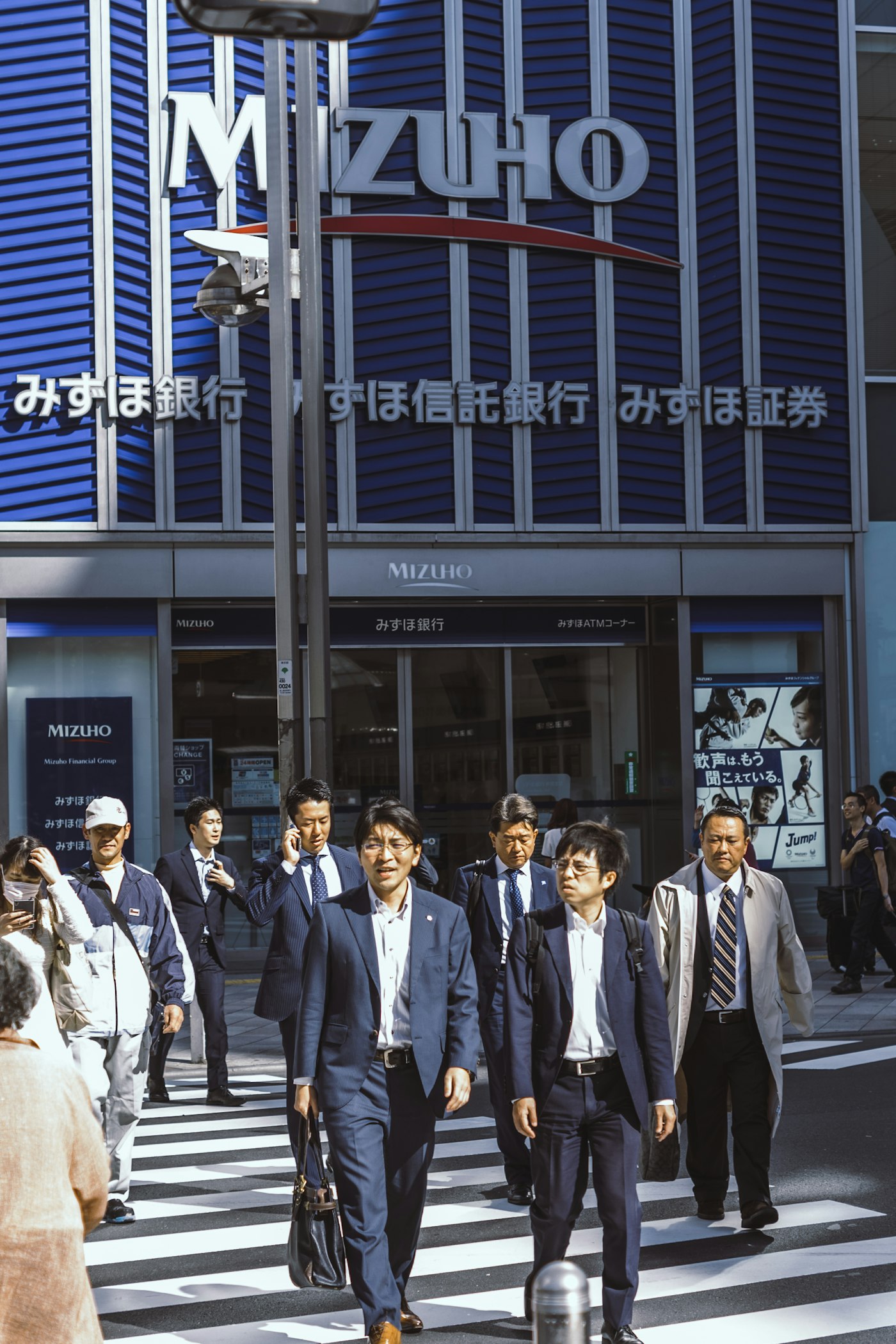 東京の街を行くビジネスパーソン